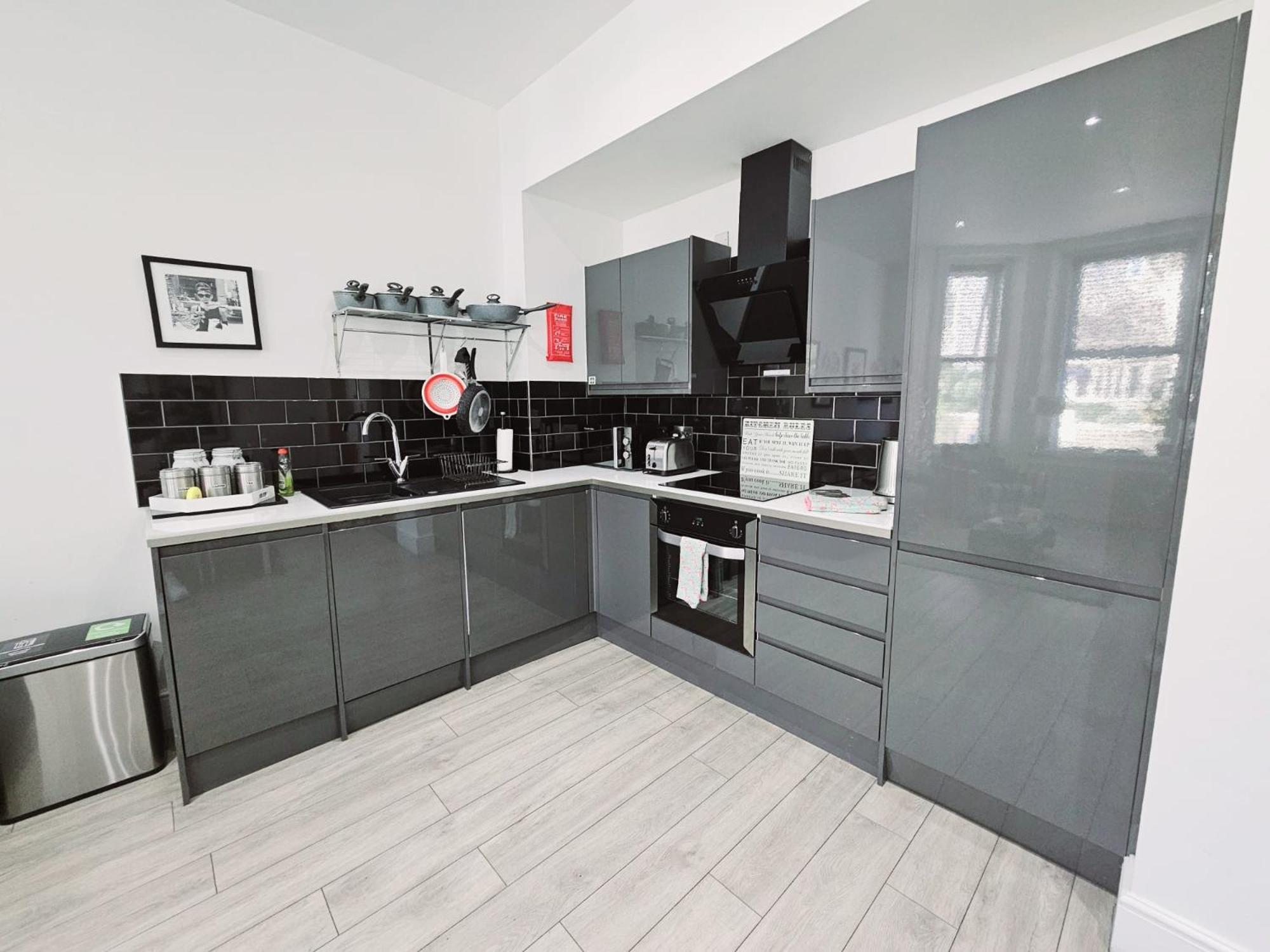Stylish Apartment In Victorian Conversion Free Parking & Private Patio Close To Beach Town Centre & Bic Борнмут Экстерьер фото
