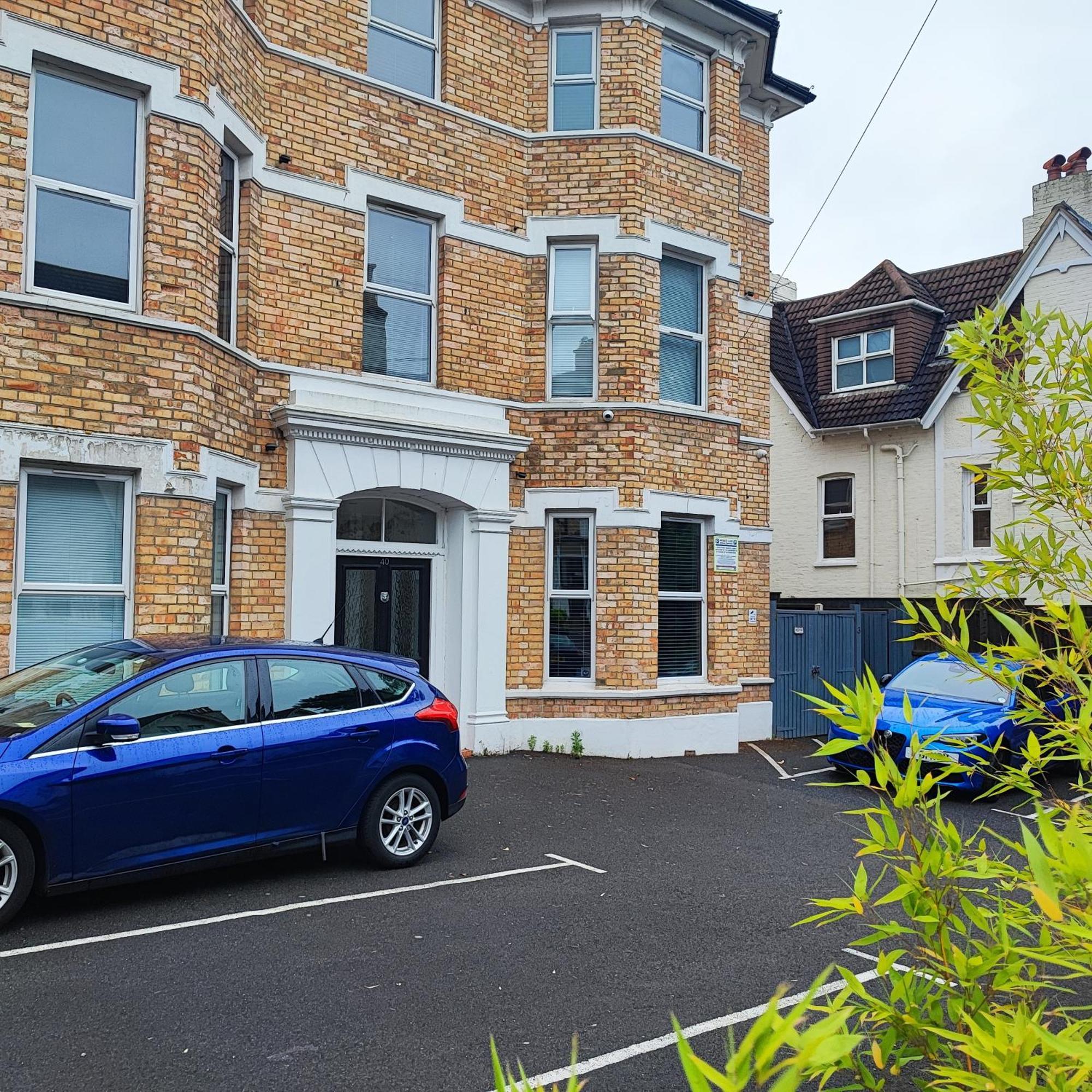 Stylish Apartment In Victorian Conversion Free Parking & Private Patio Close To Beach Town Centre & Bic Борнмут Экстерьер фото